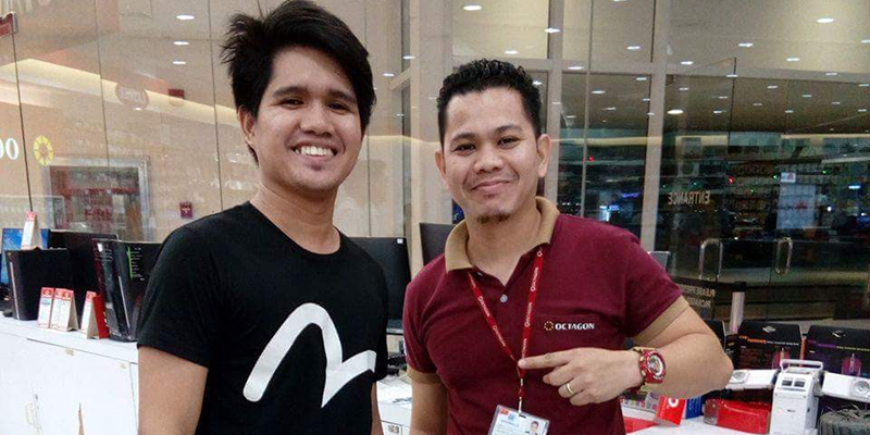 John Ralfh krijgt zijn laptop stichting Sparrow John Ralfh krijgt zijn laptop stichting Sparrow