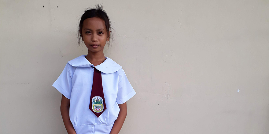 Alice in schooluniform stichting Sparrow