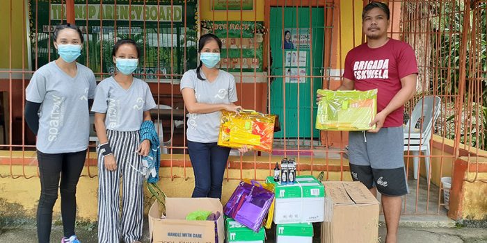 Donatie aan de scholen van leerlingen van stichting Sparrow