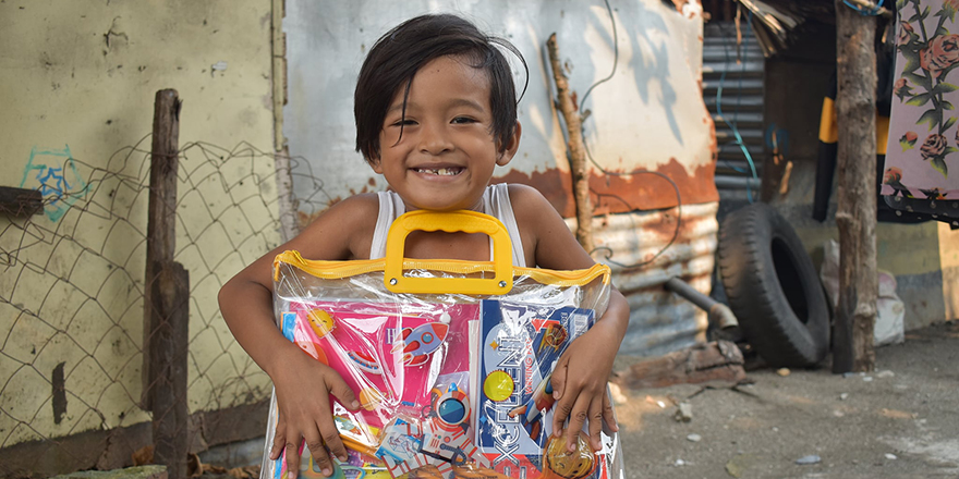 Uitdelen basispakketten stichting Sparrow