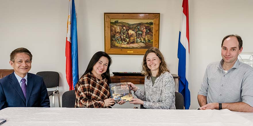 Ambassadeur van de Filipijnen neemt kookboek Masarap! in ontvangst stichting Sparrow
