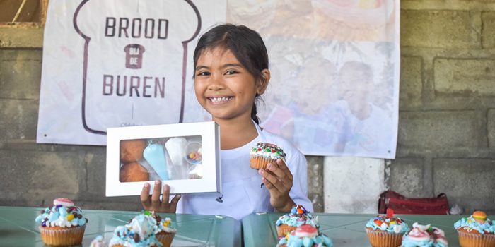 Brood bij de Buren sponsort cupcakes versieren stichting Sparrow