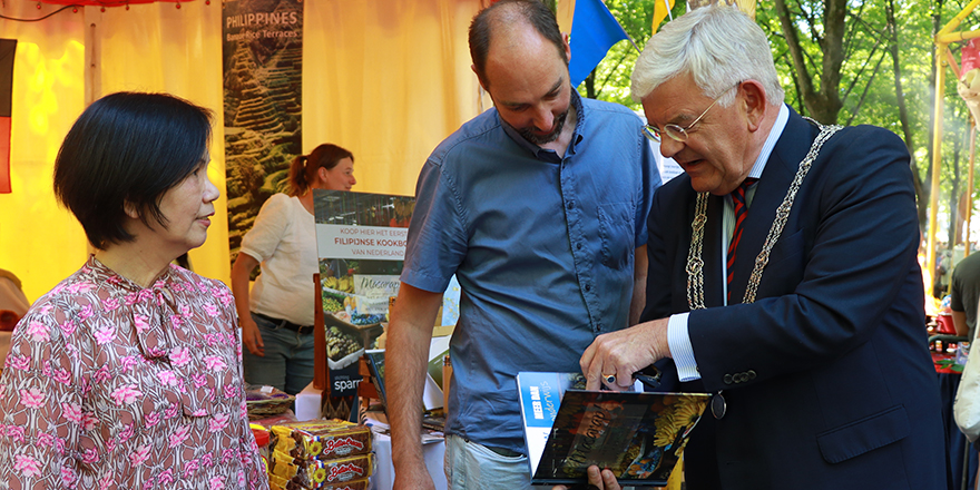 Overhandiging kookboek Masarap aan burgemeester Jan van Zanen stichting Sparrow